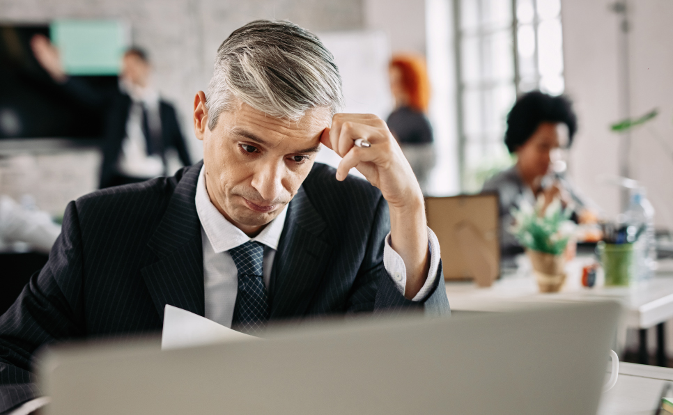 No es flojera: 5 razones por las que no aprendiste inglés hombre frustrado