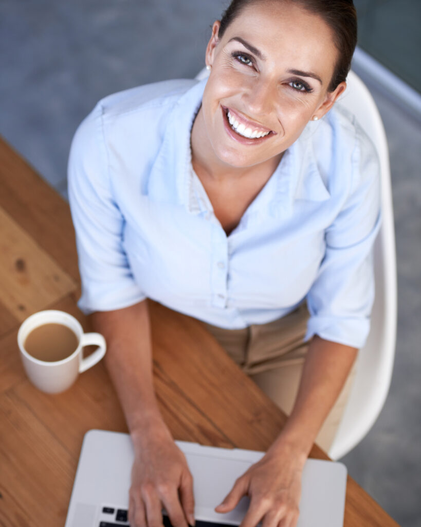 Nuestros servicios de idiomas woman work smile